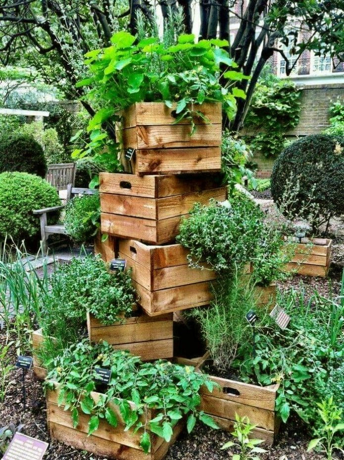 Stationary vertical flowerbed