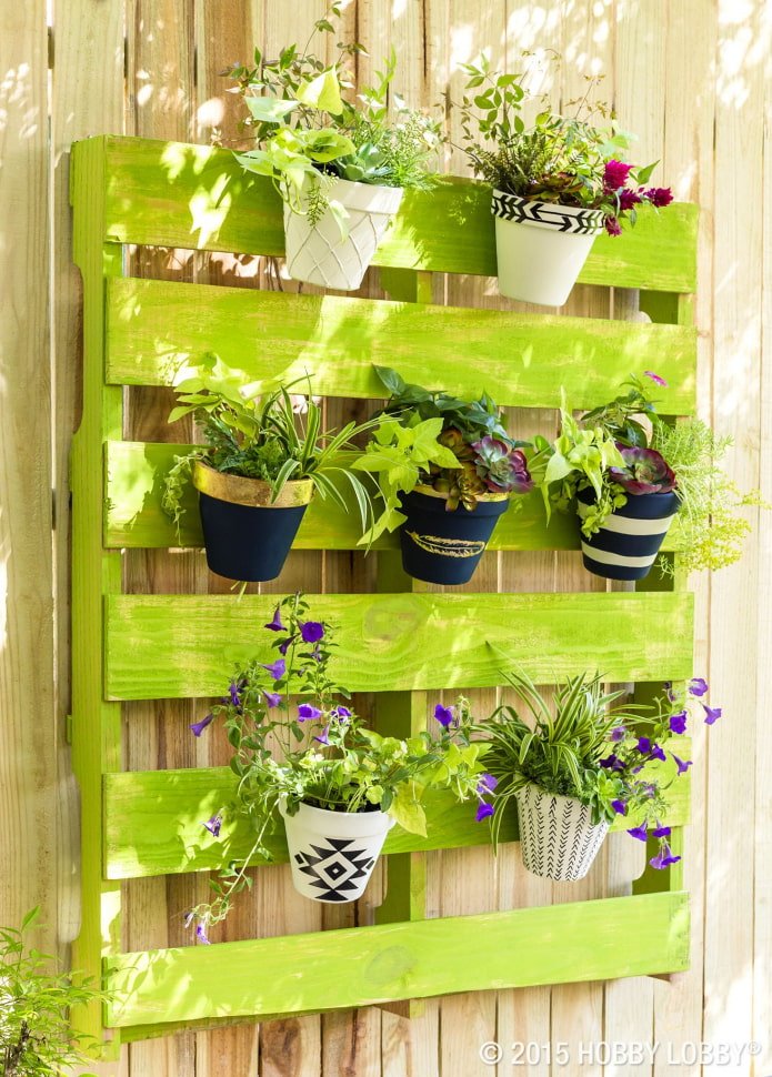 Vertical flowerbed from a pallet