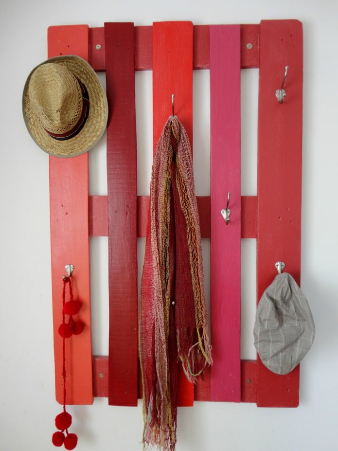 Hanger from a pallet