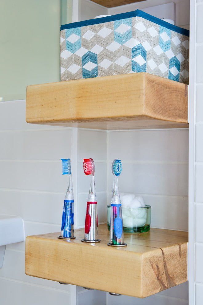 Freestanding brushes