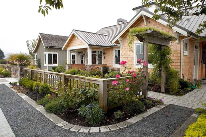 Front garden in front of the house