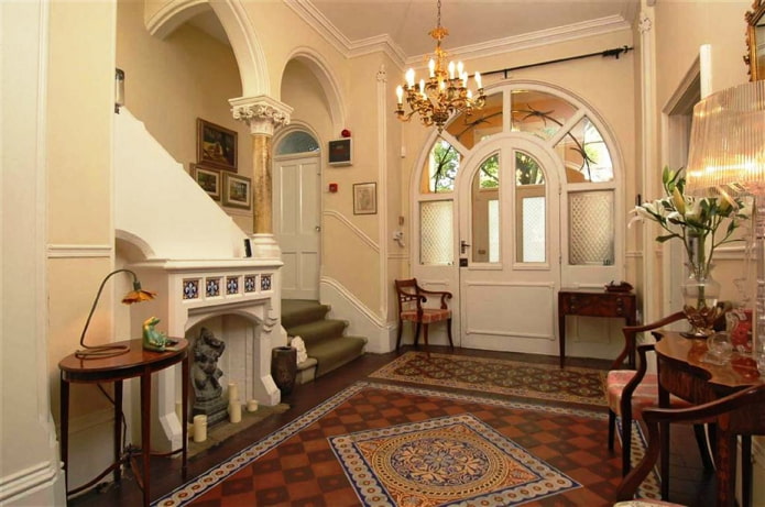 entrance doors with an arch in the interior
