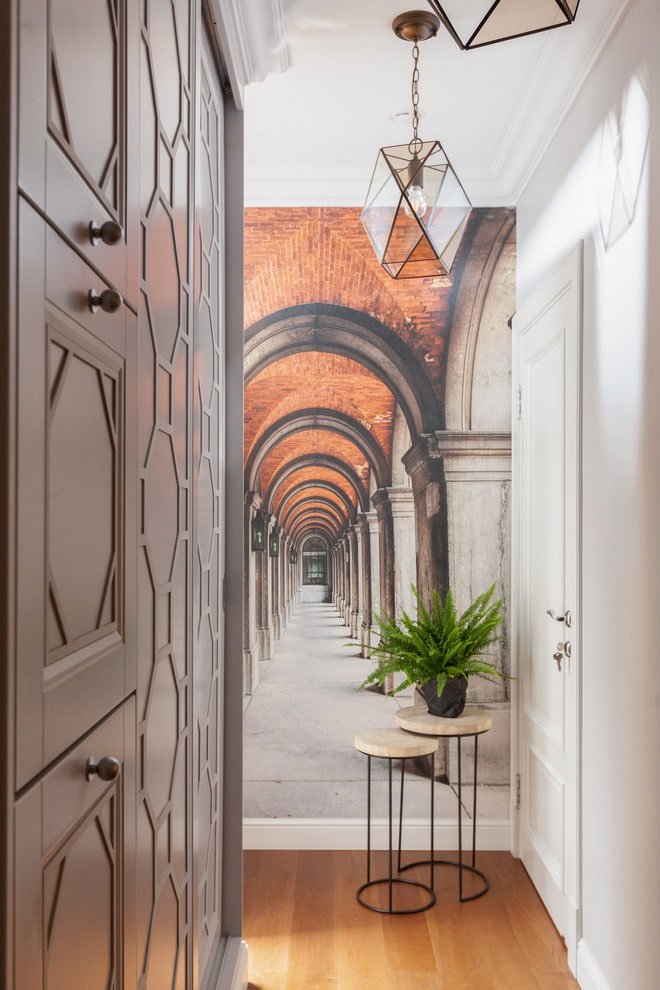 Walls in the hallway, decorated with a fresco