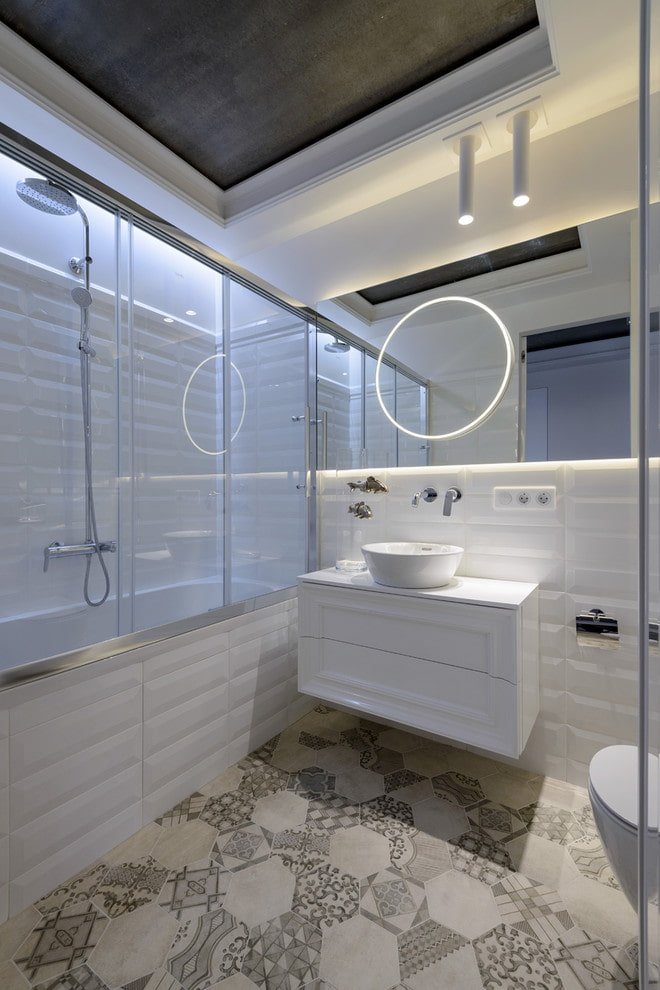 Two-level ceiling in the bathroom