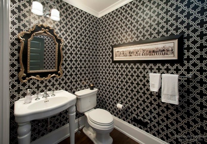 Wallpaper in the bathroom