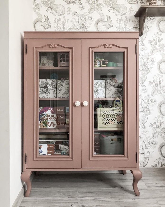 Showcase cabinet from a wall