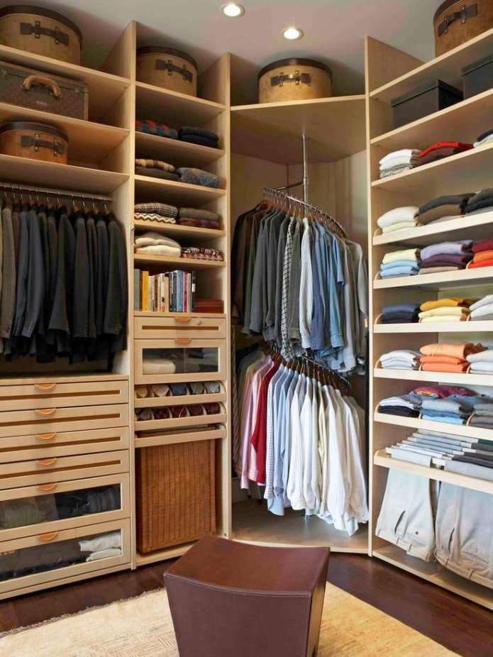 Wardrobe with a circular rod