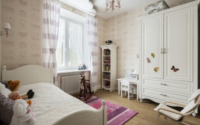 Wallpaper in a girl's room