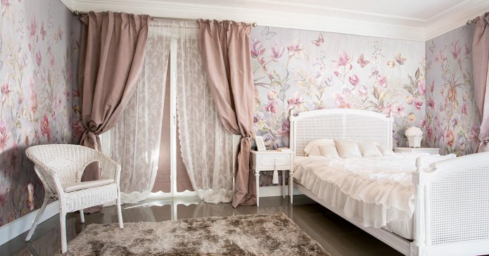 Wallpaper in the bedroom interior: floral pattern