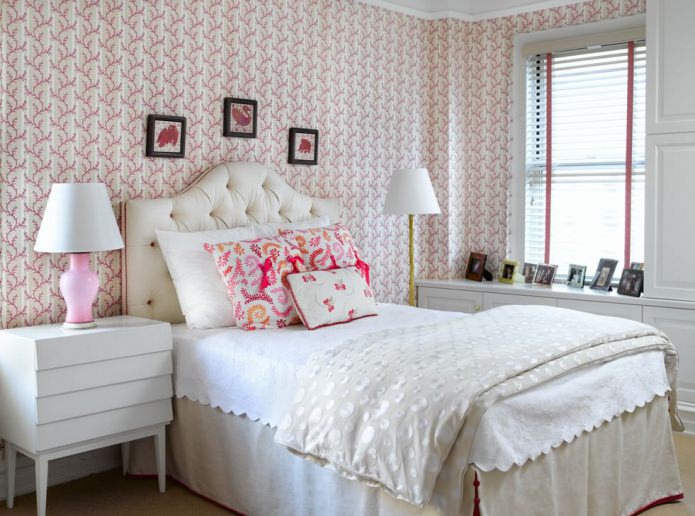 Striped wallpaper with a pattern