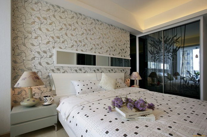 Wallpaper in the bedroom interior: floral pattern