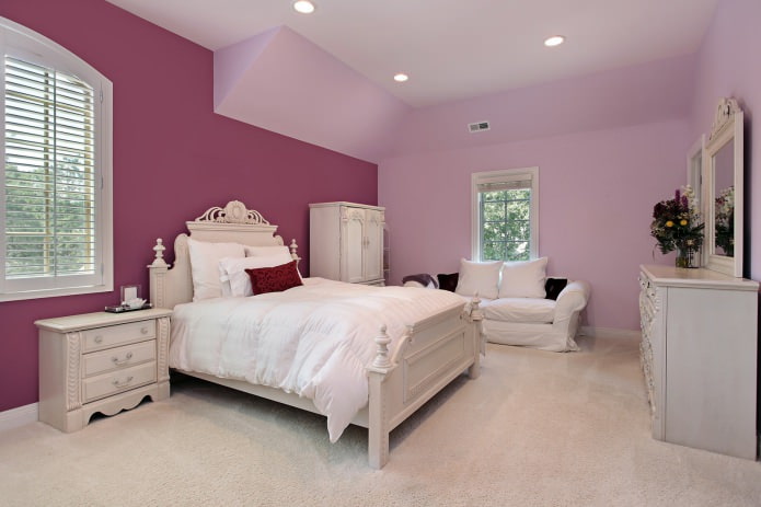 Combined wallpaper of different shades in the bedroom
