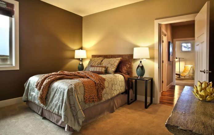 Combined wallpaper of different shades in the bedroom