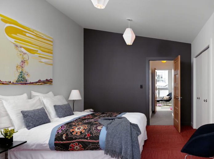 Combined wallpaper of different shades in the bedroom