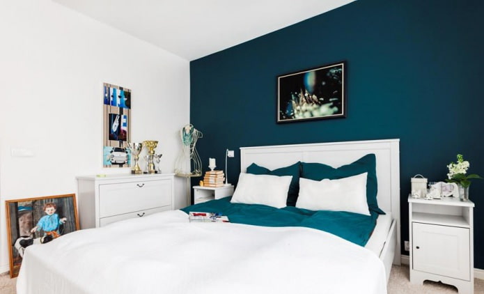 Combined wallpaper of different colors in the bedroom