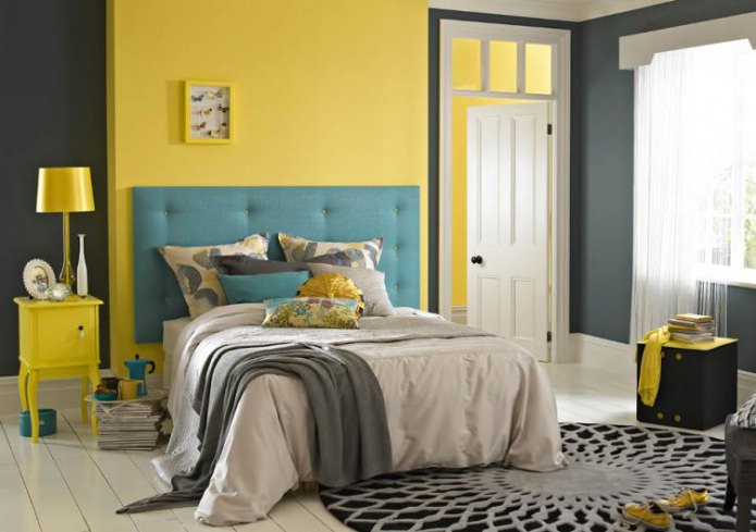 Combined wallpaper of different colors in the bedroom