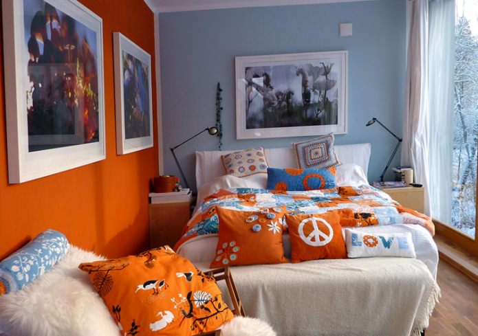 Combined wallpaper of different colors in the bedroom