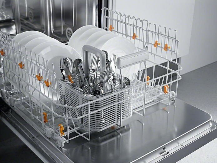 Lower basket in the dishwasher