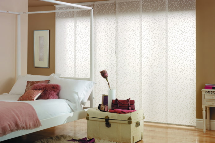 Japanese panels in the bedroom interior