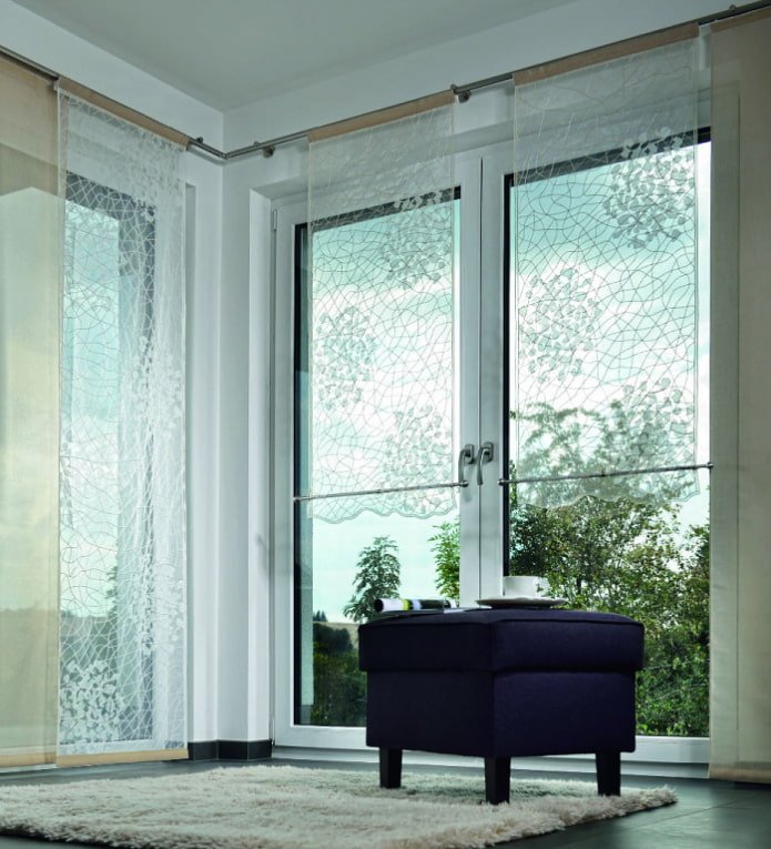 openwork Japanese canvases in the interior