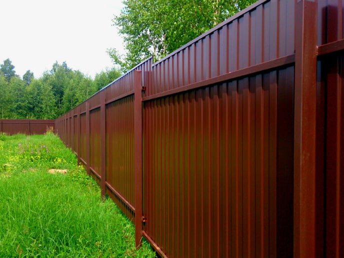 Fence made of corrugated sheet metal without a foundation