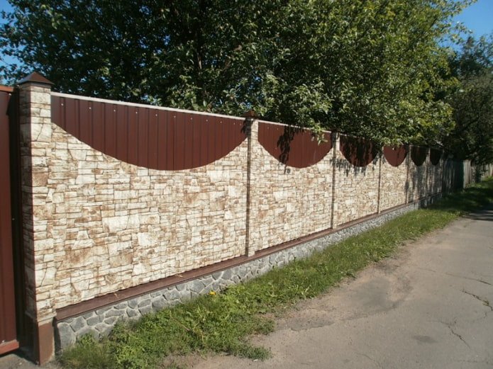 Fence made of two types of corrugated sheets