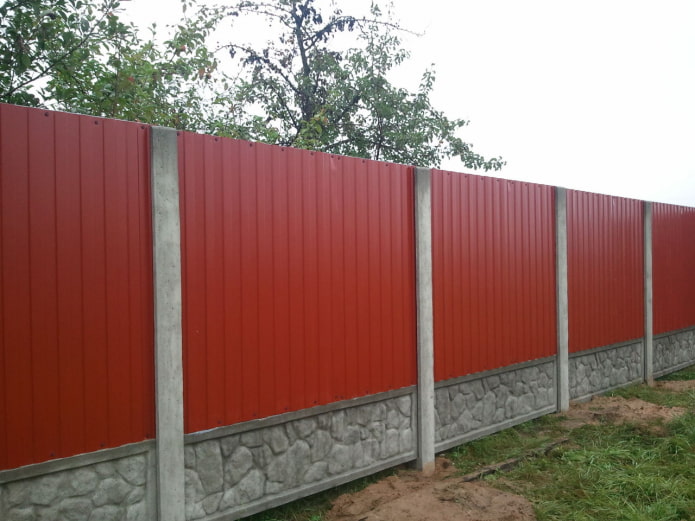 Fence made of corrugated sheets and concrete