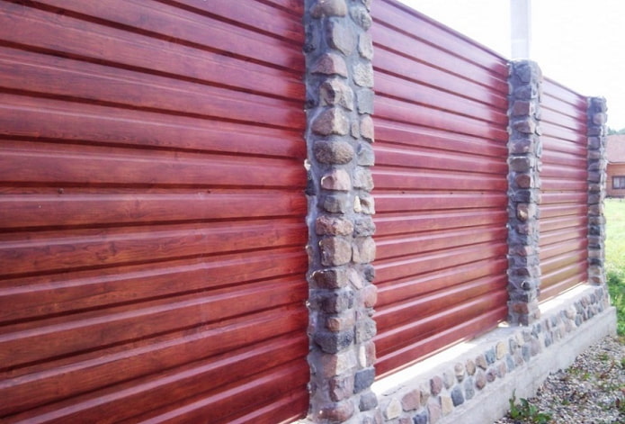 Fence made of corrugated sheet and stone