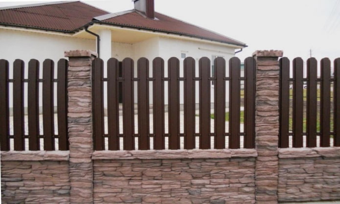 Euro picket fence in combination with stone