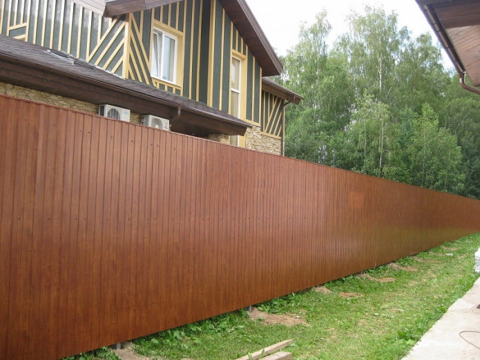 Solid fence made of profiled sheet