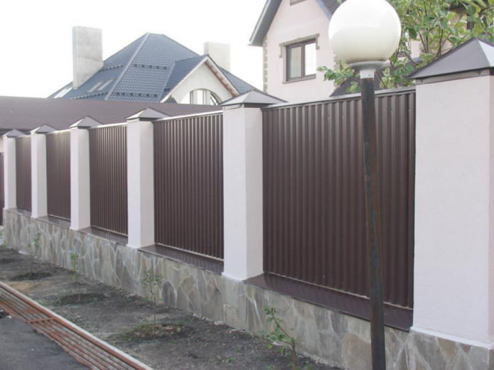 Fence made of corrugated sheets for the house