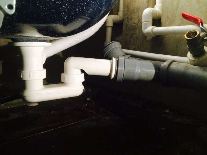sewerage under the bathtub