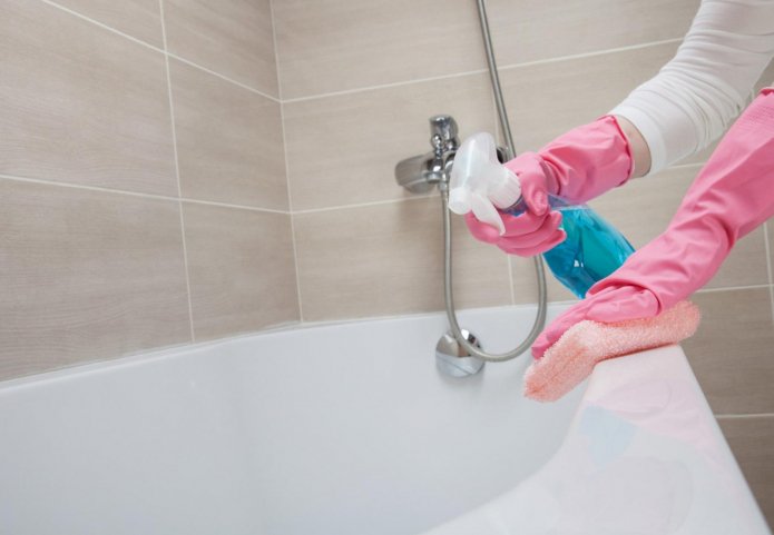 clean the bathtub