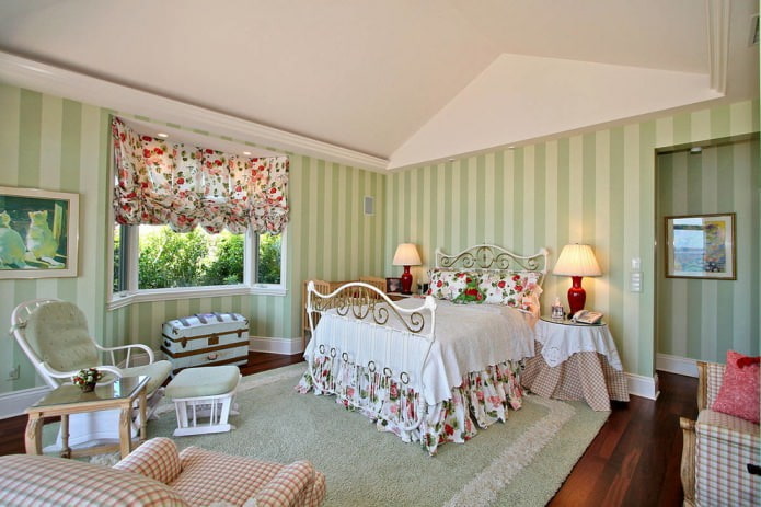 Green stripes on the walls in the bedroom