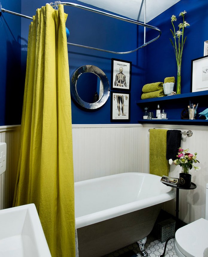 curtain in the bathroom on an L-shaped cornice 