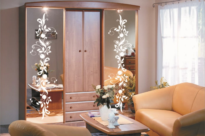 mirrors with patterns in the interior of the hall
