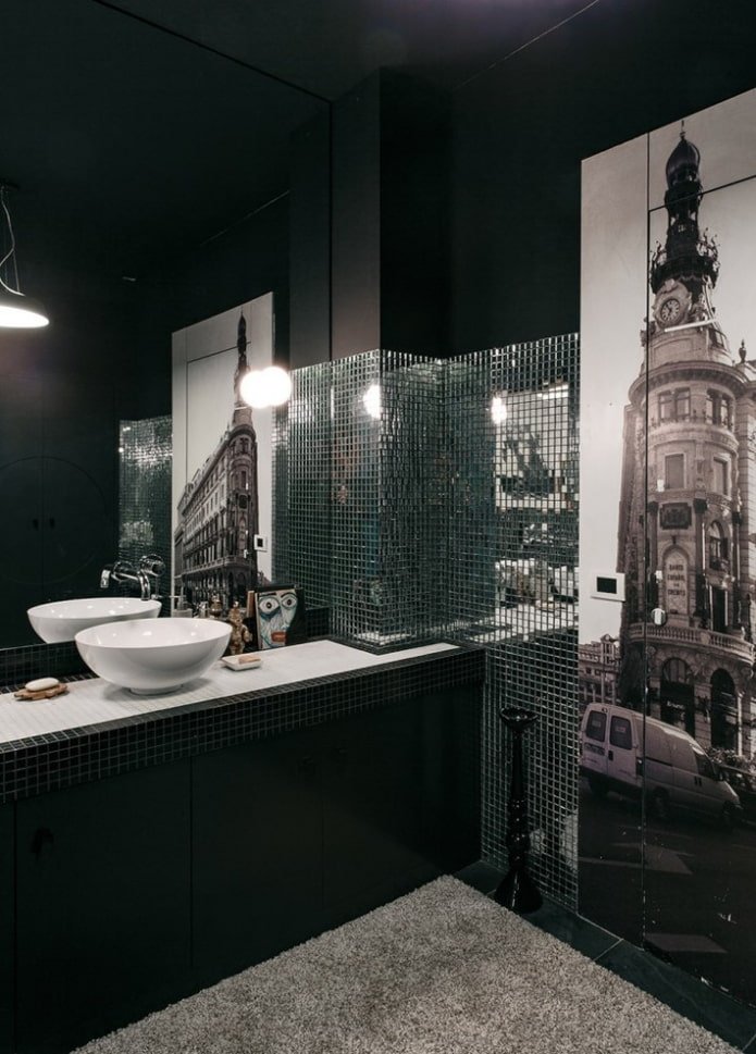 Mirror corner in the bathroom