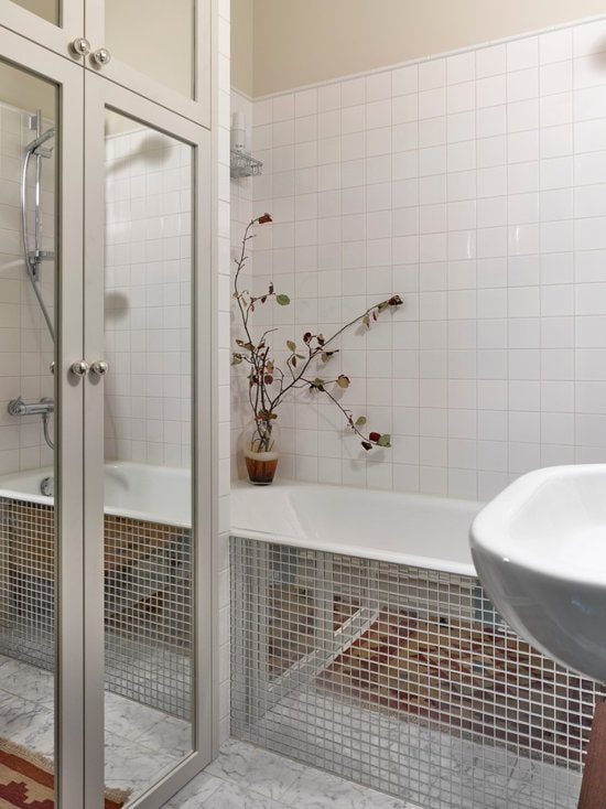 Bathroom decoration with mosaics