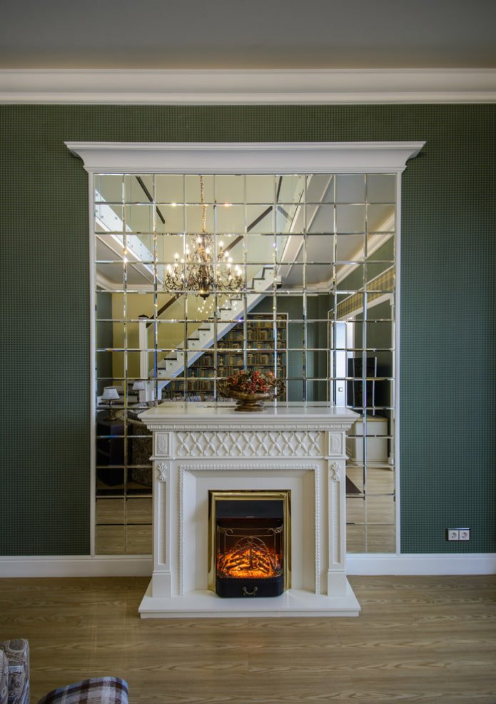 mirror with square engraving in the interior