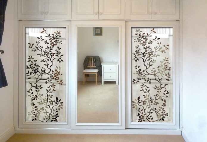 built-in mirrors with patterns in the interior
