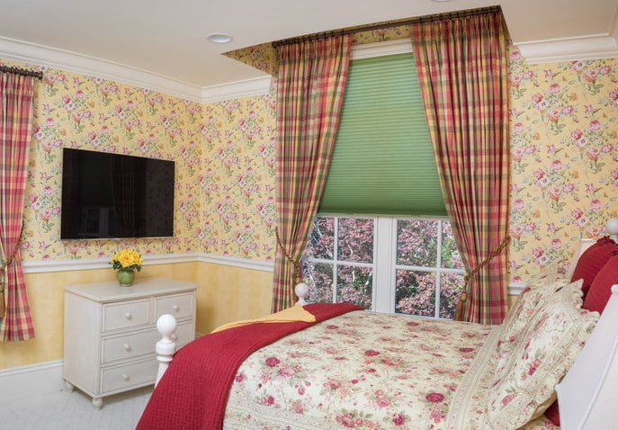 Dividing a wall into two parts horizontally using wallpaper