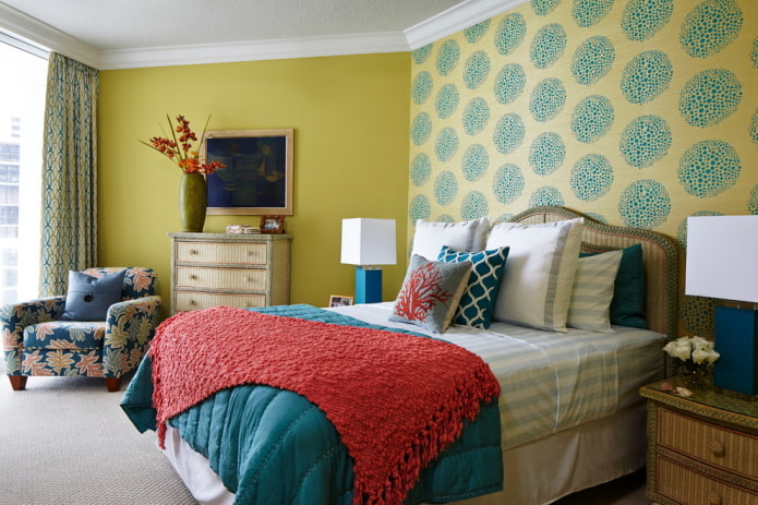 Yellow and turquoise wallpaper in the bedroom