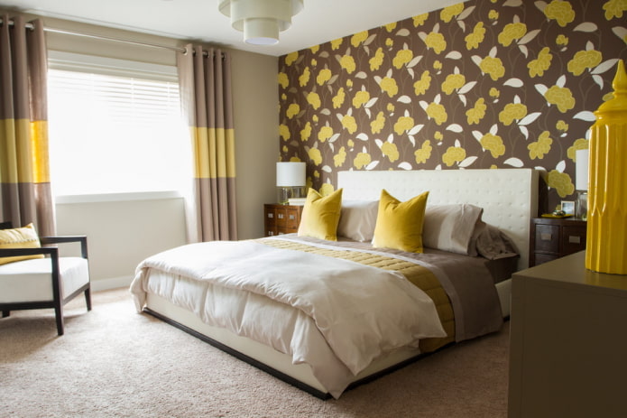 Yellow and brown wallpaper in the bedroom
