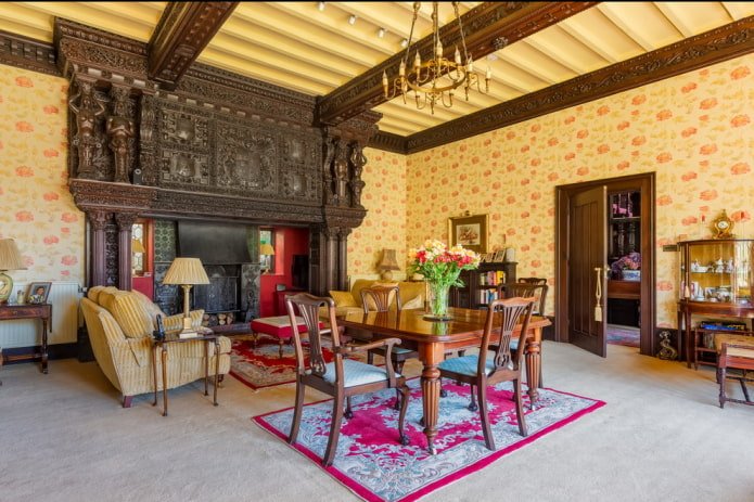 Yellow and red wallpaper in the living room