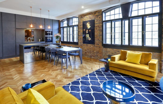 combination of a yellow sofa with a rug
