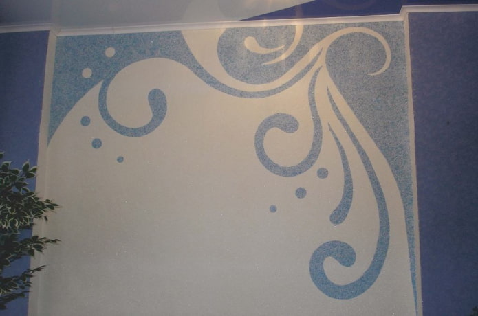 white wallpaper with a blue pattern