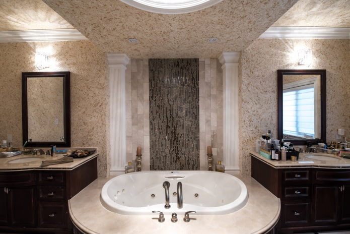 wallpaper in the bathroom