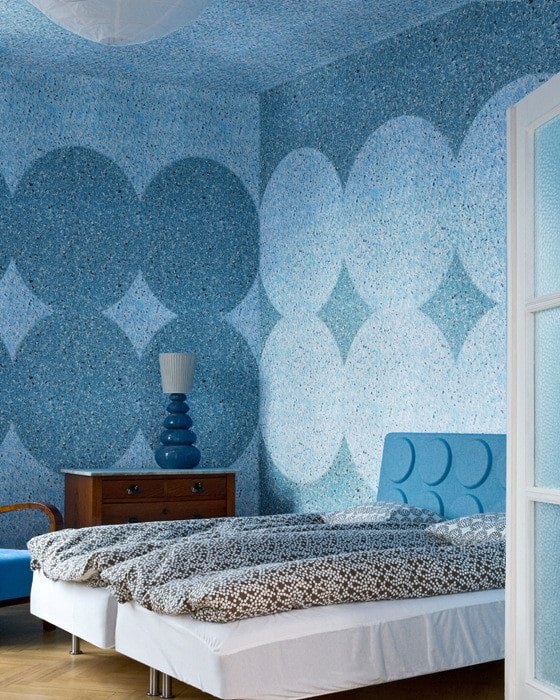 blue wallpaper in the bedroom