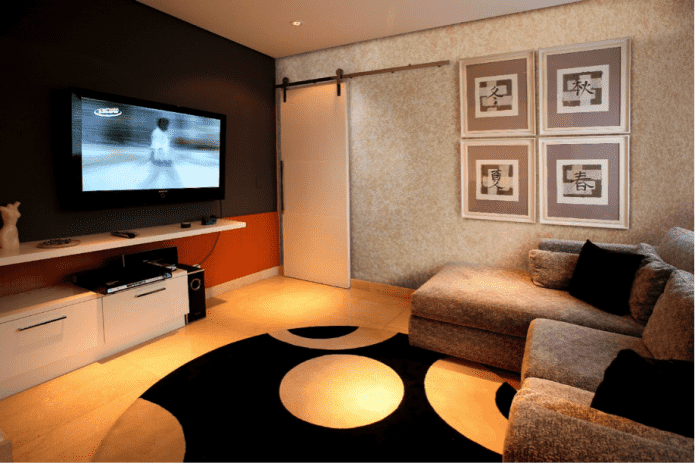 Beige wallpaper in the living room