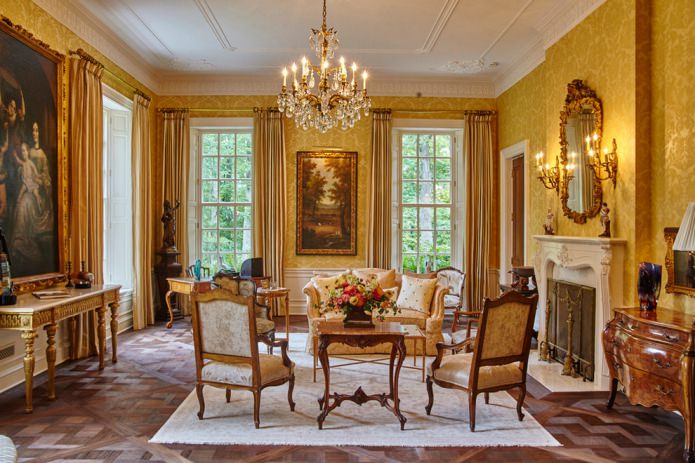 Yellow and gold wallpaper in a classic interior